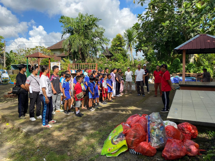 Bulan Bakti Gotong Royong Masyarakat Desa Dajan Peken